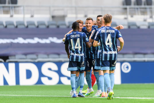 Djurgårdens Fredrik Ulvestad jublar med lagkamrater