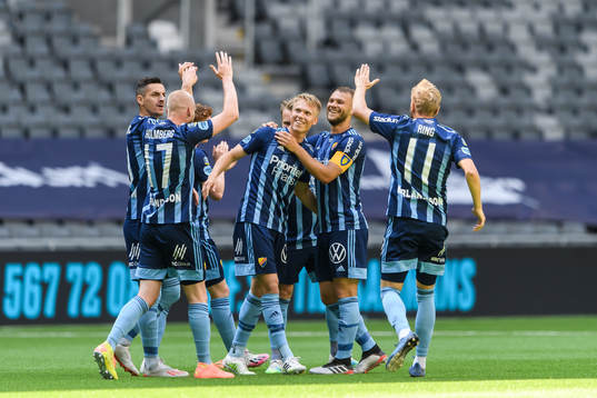 Djurgårdens Jonathan Augustinsson jublar med lagkamrater