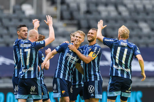 Djurgårdens Jonathan Augustinsson jublar med lagkamrater