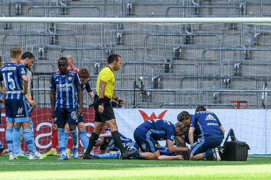 Djurgårdens Jacob Une Larsson har ont och får vårdunder
