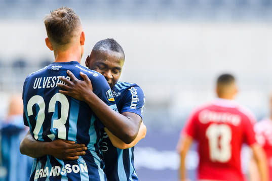 Djurgårdens Edward Chilufya jublar med Fredrik Ulvestad