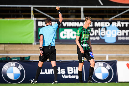 Varbergs Alexander Johansson får en varning