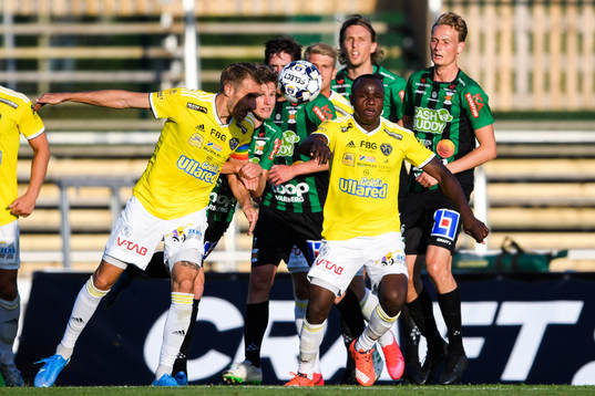 Varbergs spelare försvarar