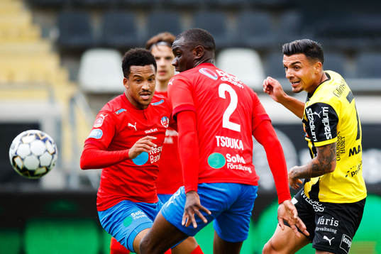 Helsingborgs Ravy Tsouka och Martin Olsson försvarar mot