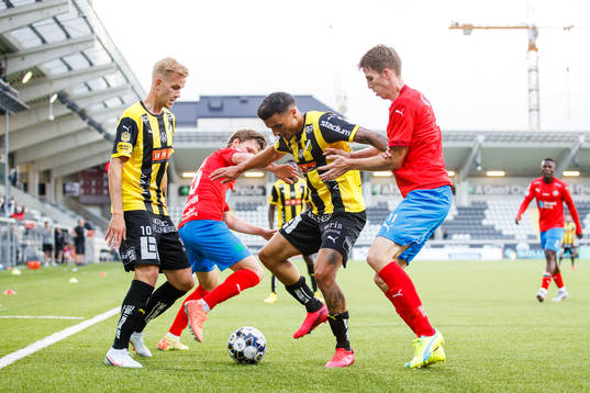 Helsingborgs Max Svensson och Adam Eriksson försvarar mot