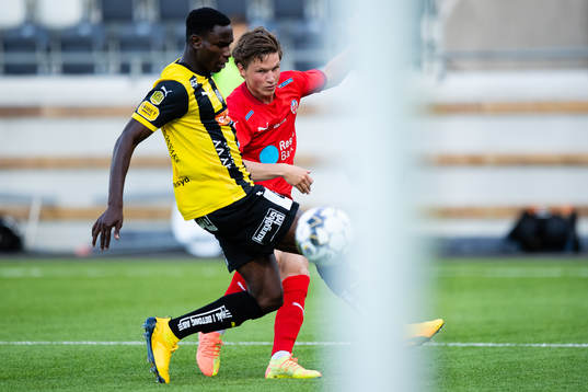 Helsingborgs Max Svensson skjuter ett skott förbo Häckens