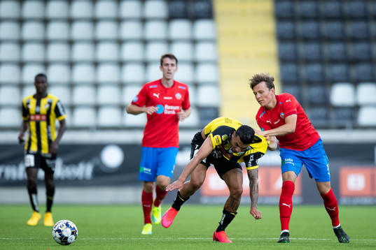 Häckens Ahmed Yasin blir fasthållen av Helsingborgs Filip