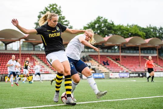 s Elise Björnelius Leidersten och Älvsjös Linnéa Rimeika