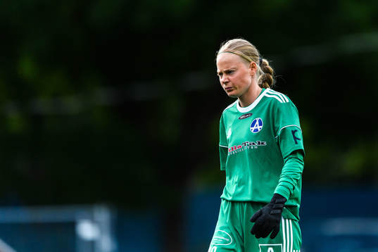 Älvsjös målvakt Isabelle Granlund deppar
