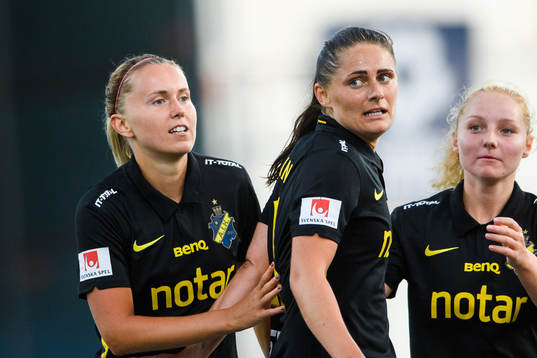 s Adelisa Grabus och Linda Hallin jublar