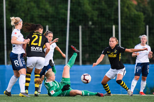 s Adelisa Grabus gör 1-0 bakom Älvsjös målvakt Isabelle