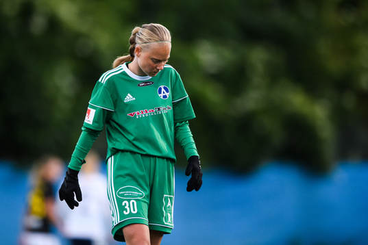 Älvsjös målvakt Isabelle Granlund deppar