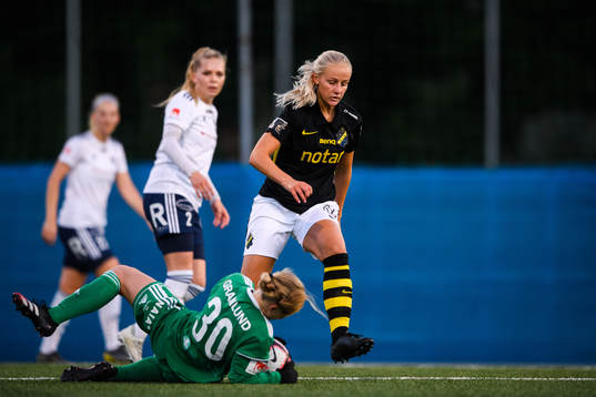 Älvsjös målvakt Isabelle Granlund med en räddning