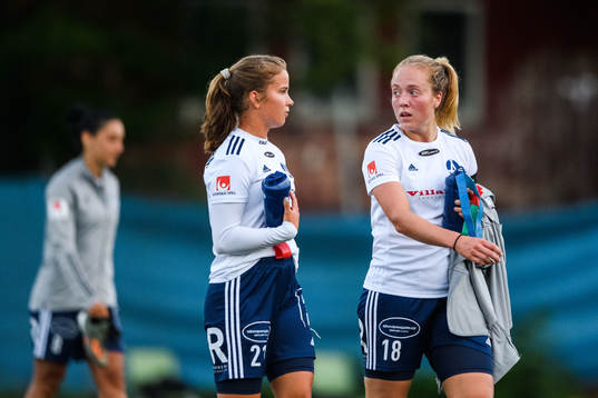 Älvsjös Nadja Fernström och Alice Ahlberg deppar