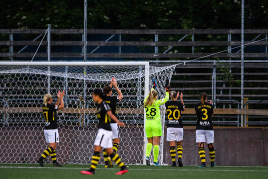 s spelare tackar supportrar på plats utanför arenan