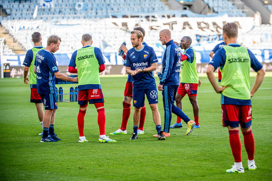 Djurgårdens spelare värmer upp innan fotbollsmatchen i
