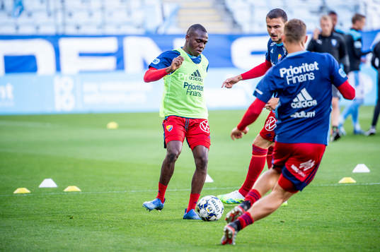 Djurgårdens Edward Chilufya och Erik Berg värmer innan