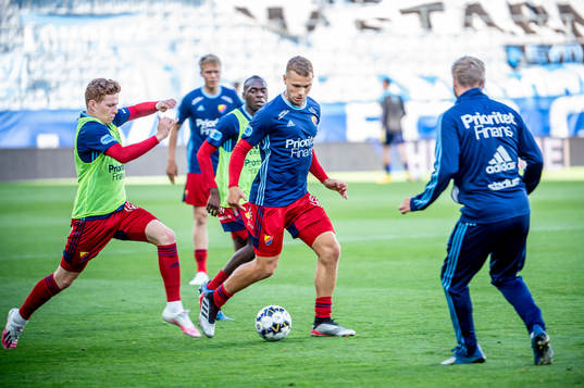 Djurgårdens spelare värmer upp innan fotbollsmatchen i