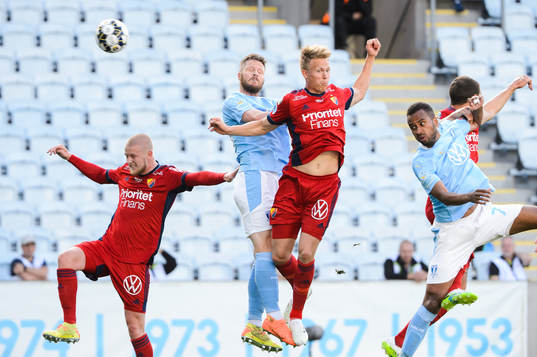 Djurgårdens Kalle Holmberg och Jonathan Augustinsson i en
