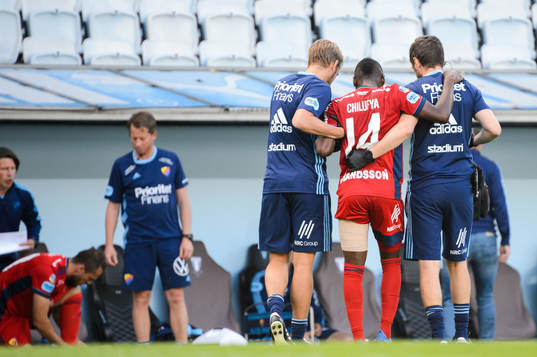 Djurgårdens Edward Chilufya lämnar planen