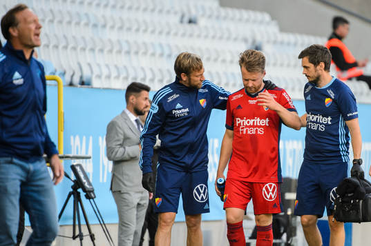 Djurgårdens Jacob Une Larsson lämnar planen
