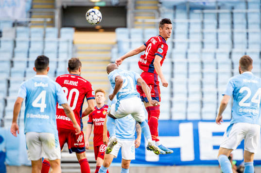 Djurgårdens Haris Radetinac mot Malmö FFs Fouad Bachirou