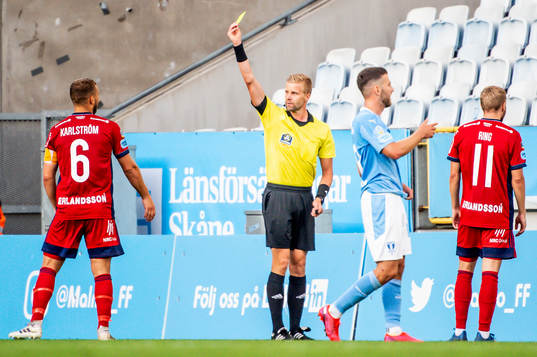 Domare Glenn Nyberg ger Djurgårdens Jesper Karlström gult