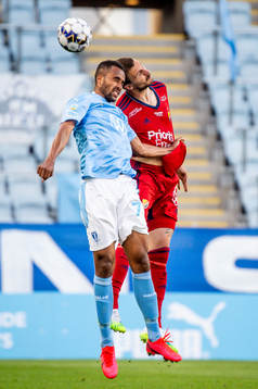 Malmö FFs Isaac Kiese Thelin mot Djurgårdens Erik Berg