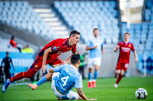 Djurgårdens Haris Radetinac mot Malmö FFs Behrang Safari