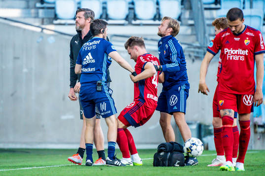 Djurgårdens Jacob Une Larsson skadas och får hjälpas av