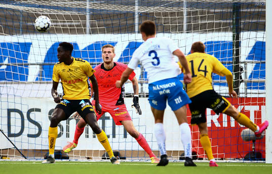 Elfsborgs målvakt Tim Rönning ser IFK Norrköpings Rasmus