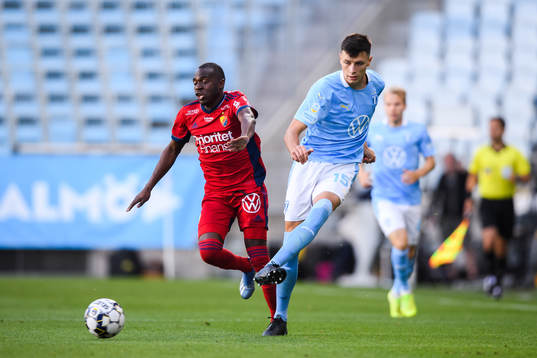 Malmö FFs Anel Ahmedhodzic och Djurgårdens Edward Chilufya