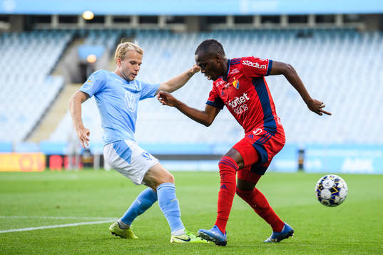 Malmö FFs Oscar Lewicki och Djurgårdens Edward Chilufya
