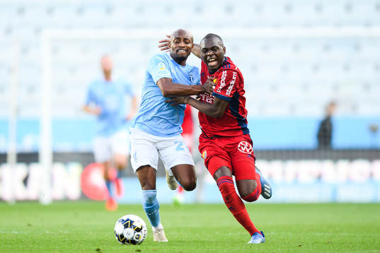 Malmö FFs Fouad Bachirou och Djurgårdens Edward Chilufya