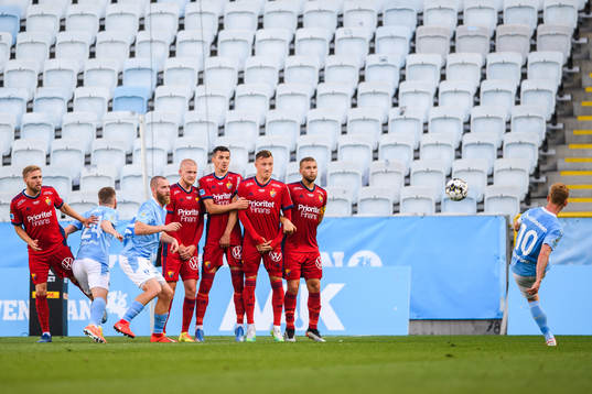 Malmö FFs Anders Christiansen med en frispark förbi