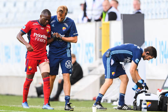 Djurgårdens Edward Chilufya lämnar planen
