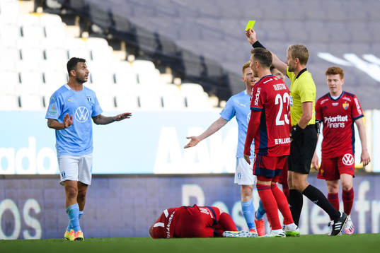 Malmö FFs Behrang Safari får en varning av domare Gleen