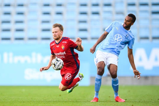 Djurgårdens Jacob Une Larsson och Malmö FFs Isaac Kiese