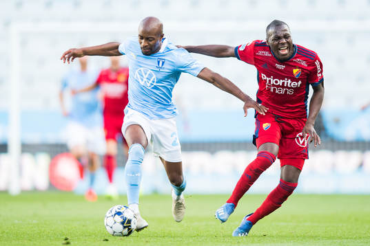 Malmö FFs Fouad Bachirou och Djurgårdens Edward Chilufya
