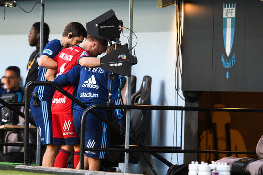 Djurgårdens Jacob Une Larsson lämnar planen
