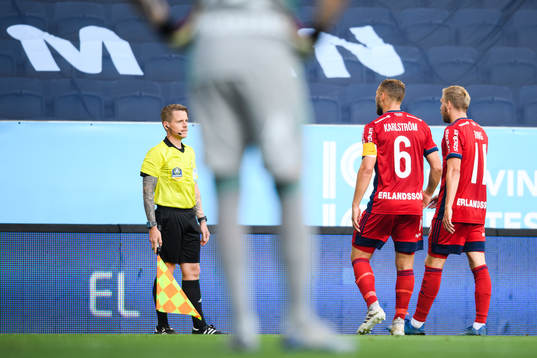 Djurgårdens Jesper Karlström och Jonathan Ring reagerar