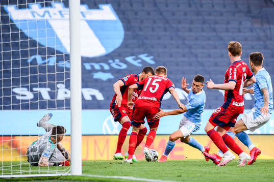 Malmö FFs Marcus Antonsson oroar framför Djurgårdens