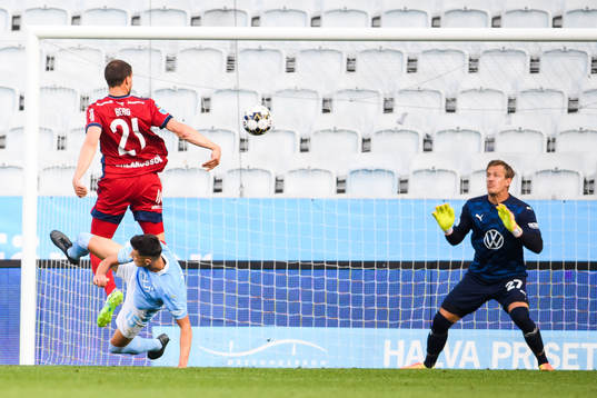 Djurgårdens Erik Berg oroar framför Malmö FFs Anel
