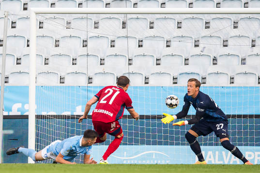 Malmö FFs målvakt Johan Dahlin räddar en målchans från