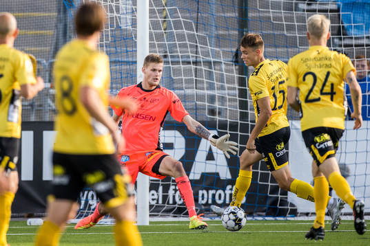 Elfsborgs målvakt Tim Rönning och Elfsborgs Leo Väisänen