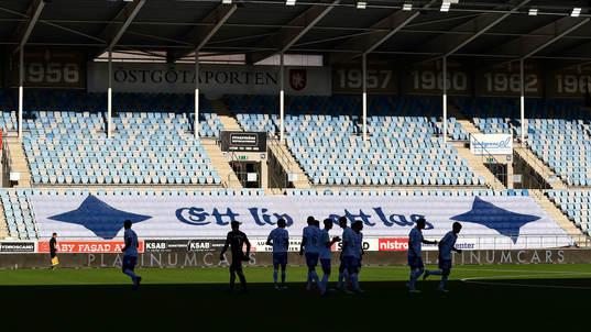 IFK Norrköpings spelare framför tomma läktare med texten