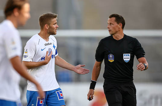 IFK Norrköpings Christoffer Nyman reagerar på domare