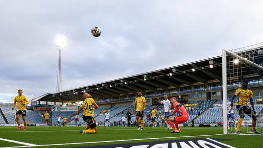 Spel <ee10<och målvakt Tim Rönning framför Elfsborgs mål