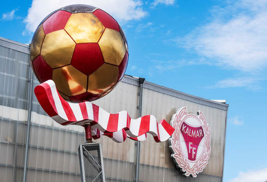 En staty utanför Guldfågeln Arena