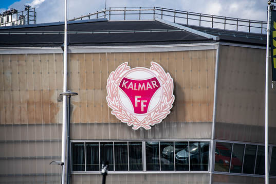 Kalmar FFs klubbmärke på Guldfågeln Arena